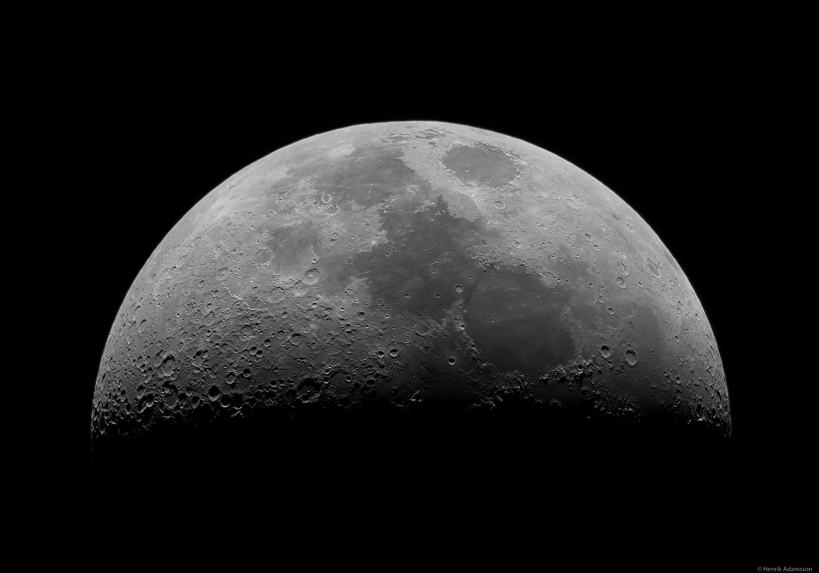 月壤里的秘密：或可在月球上制备氧气和燃料