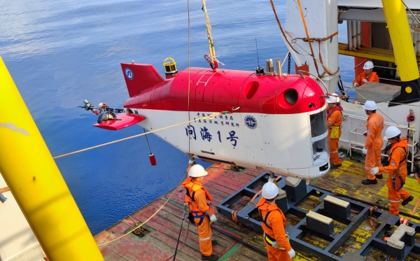 沈阳自动化所研制的“问海1号”6000米级自主遥控水下机器人通过验收并交付用户